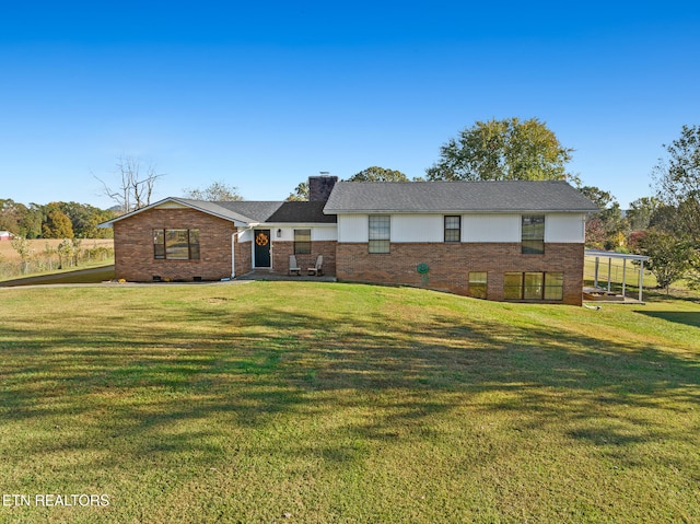 single story home featuring a front lawn