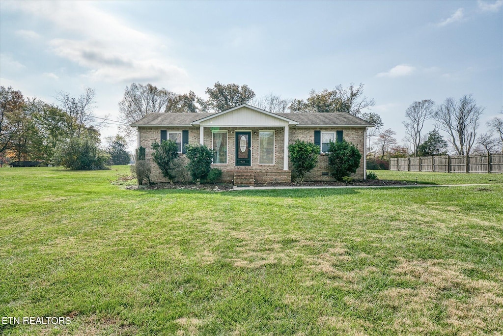 ranch-style home featuring a front lawn