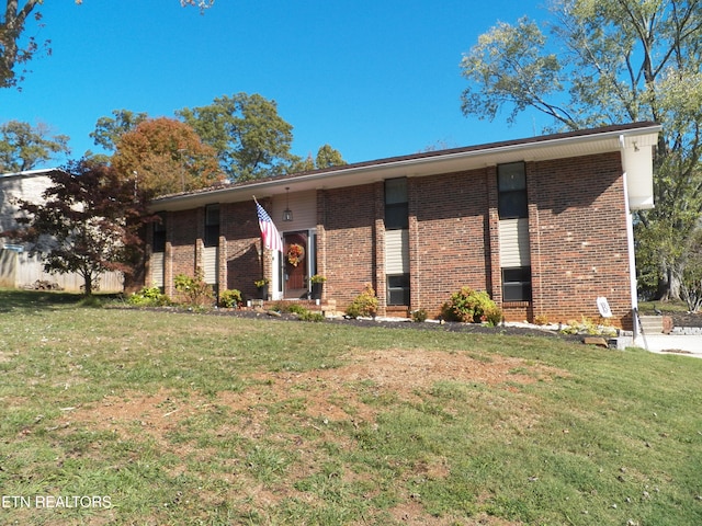 view of front facade featuring a front lawn