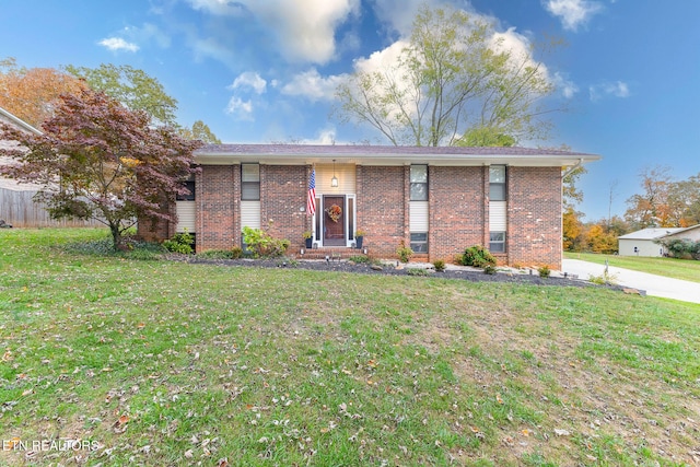 view of front of house featuring a front lawn