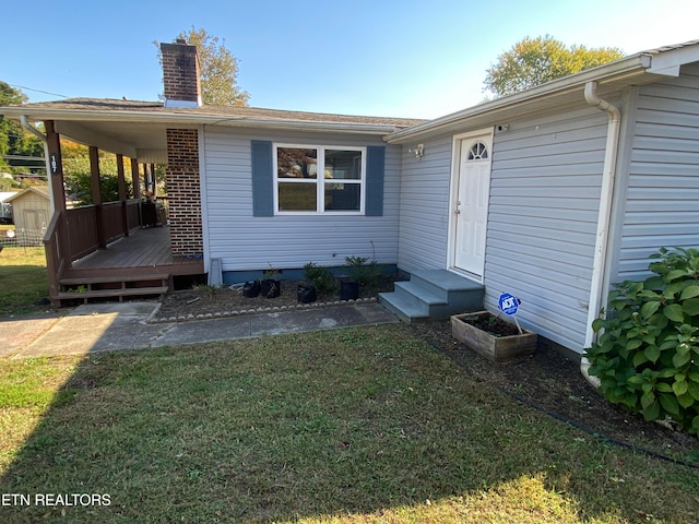 property entrance featuring a yard