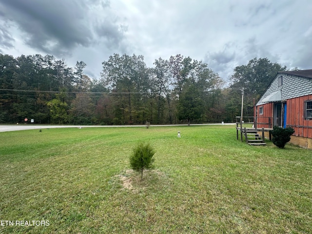 view of yard with an outdoor structure