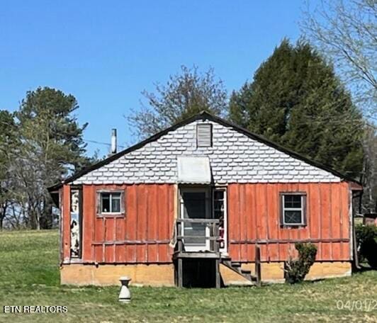 view of outdoor structure featuring a yard