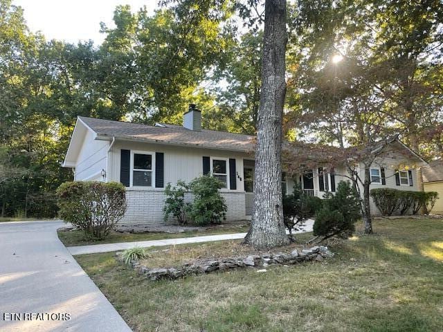 ranch-style house featuring a front yard