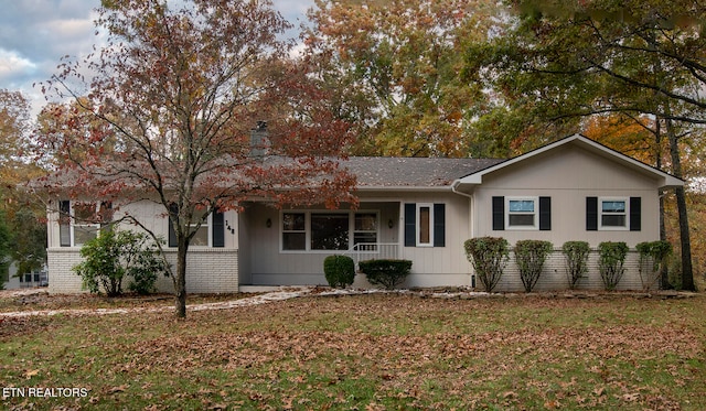 ranch-style home with a front lawn and a porch