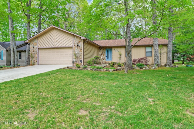 110 Trafalgar Dr, Fairfield Glade, TN 38558 - view of front of property with concrete driveway, a front yard, and a garage