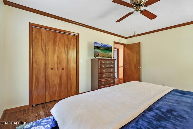 110 Trafalgar Dr, Fairfield Glade, TN 38558 - bedroom with crown molding, ceiling fan, dark wood finished floors, baseboards, and a closet