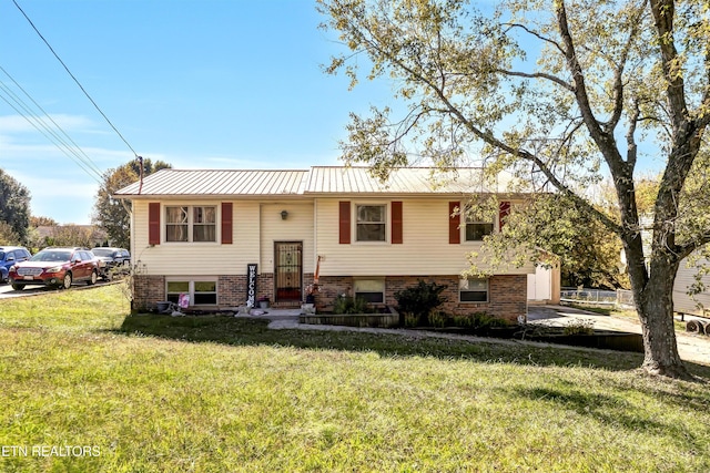 bi-level home featuring a front lawn