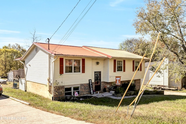 split foyer home featuring a front lawn