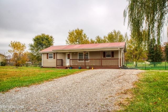 ranch-style home featuring a front lawn and a porch