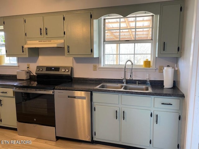 kitchen featuring sink, appliances with stainless steel finishes, light wood-type flooring, and plenty of natural light