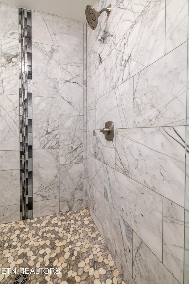 bathroom featuring tiled shower