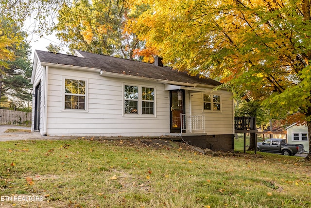 view of front facade featuring a front yard