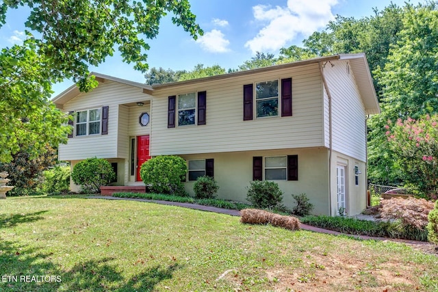 split foyer home featuring a front yard