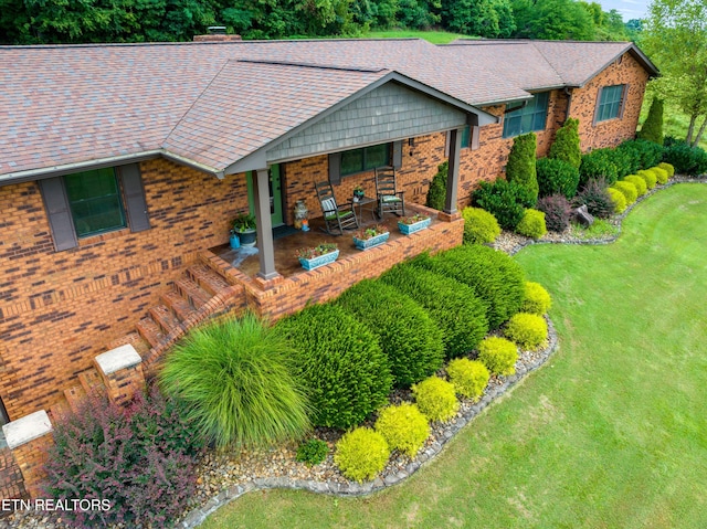 single story home with a front yard