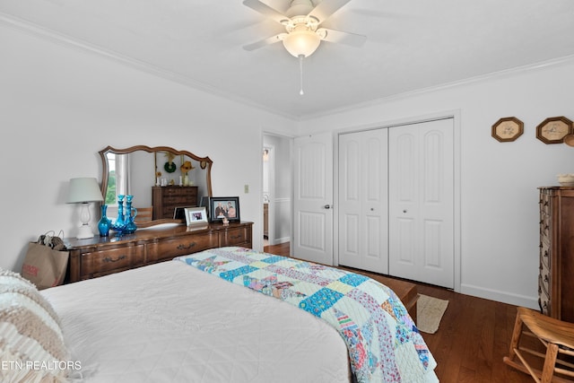 bedroom with a closet, ceiling fan, crown molding, and dark hardwood / wood-style floors