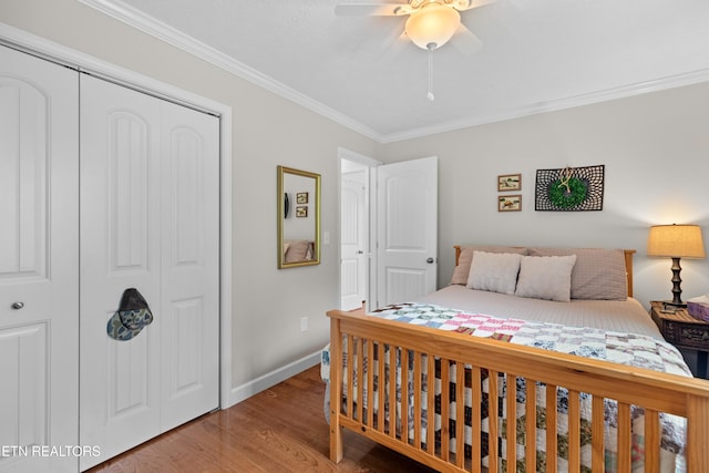 bedroom featuring ornamental molding, wood-type flooring, a closet, and ceiling fan