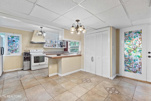 kitchen with kitchen peninsula, hanging light fixtures, a chandelier, and electric range