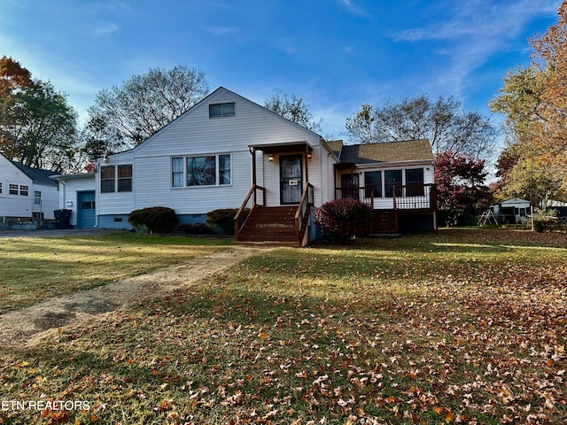 view of front of property featuring a front lawn