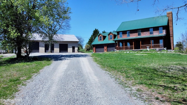 view of front facade featuring a front lawn