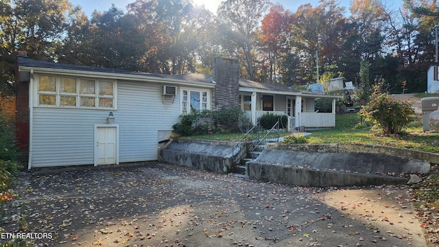 view of front of property featuring covered porch