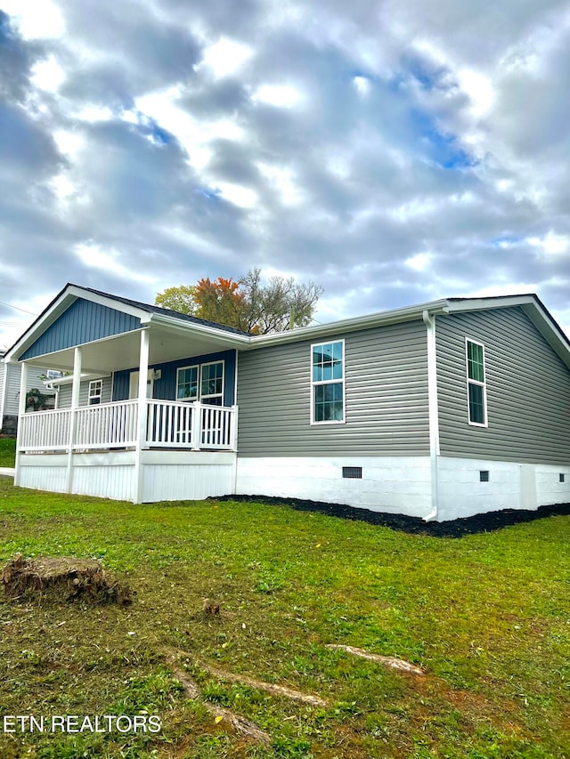 view of front of home featuring a front lawn and covered porch