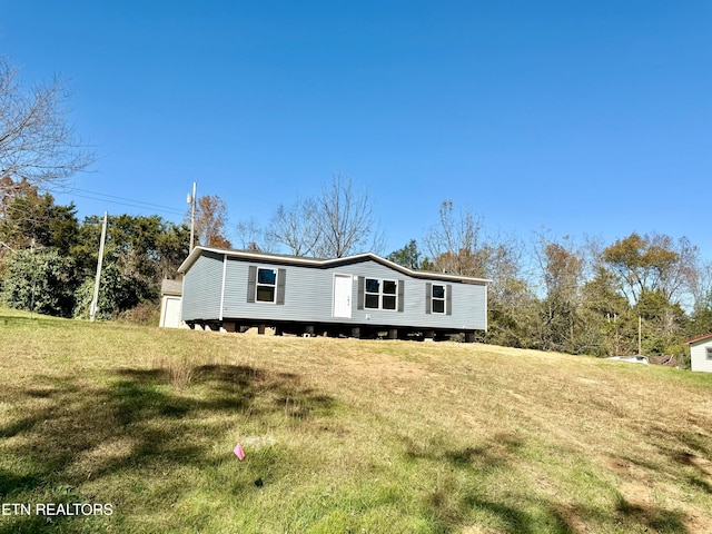 manufactured / mobile home featuring a front lawn