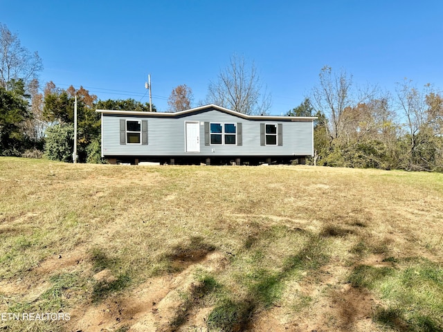 manufactured / mobile home featuring a front lawn