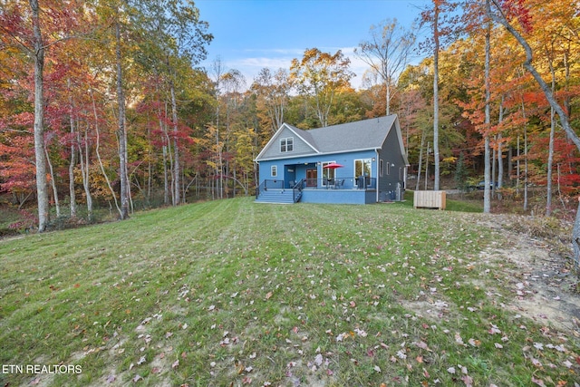 view of front facade featuring a front yard and covered porch