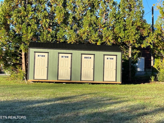 view of outdoor structure featuring a yard