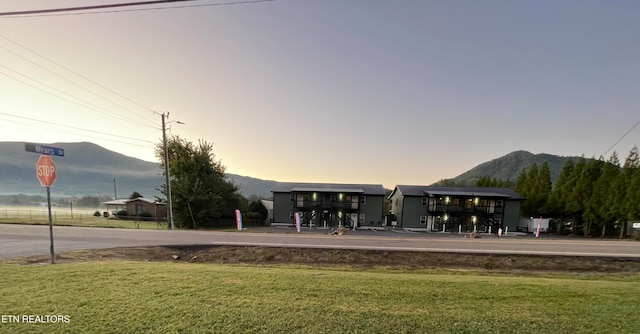 surrounding community featuring a yard and a mountain view