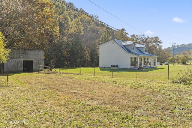 view of yard with an outdoor structure