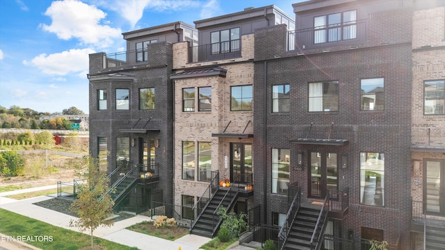 view of front of home featuring a balcony