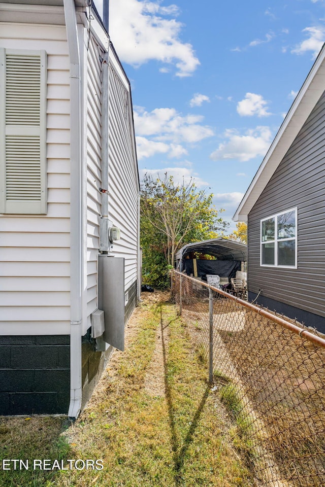 view of yard featuring a carport