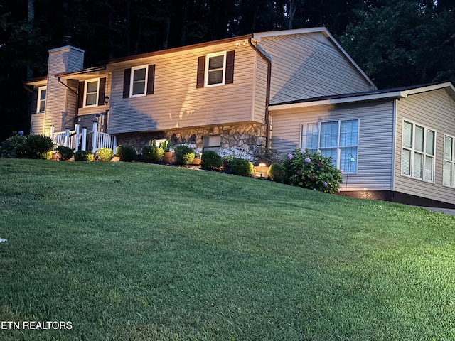 view of front of property with a front lawn