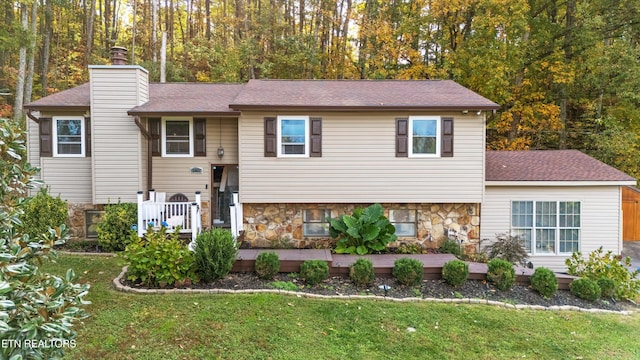 view of front of property featuring a front lawn