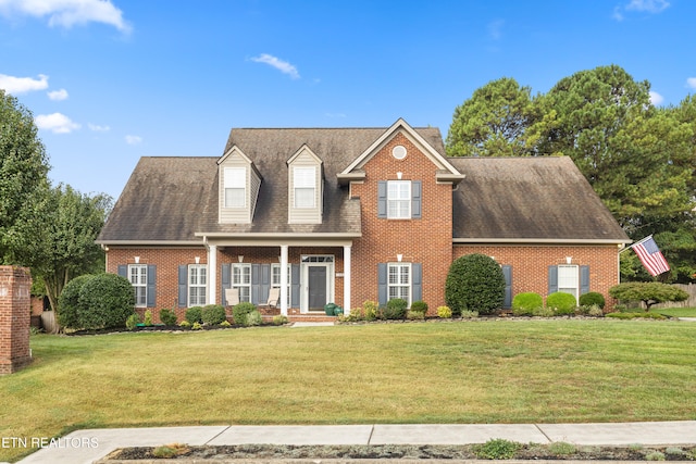 view of front of home featuring a front yard