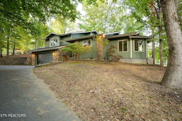 view of front facade featuring a garage