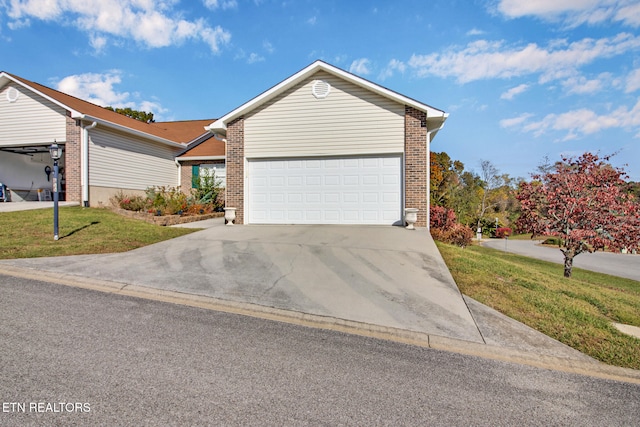 view of front facade featuring a front lawn and a garage