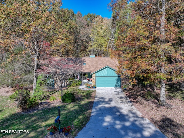 view of front of house featuring a front lawn and a garage