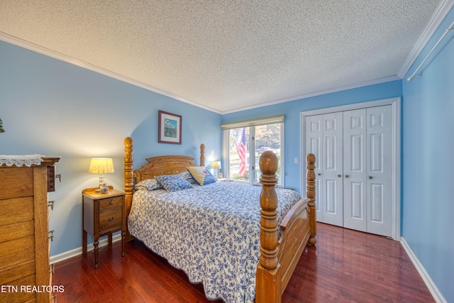 bedroom with crown molding, dark hardwood / wood-style floors, a closet, and a textured ceiling