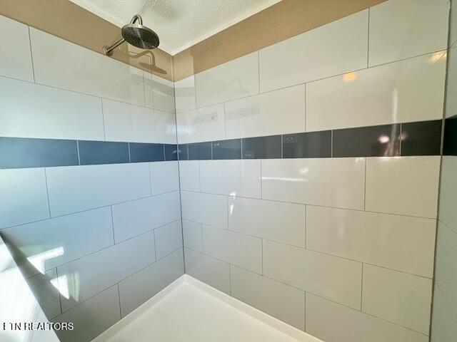 bathroom featuring tiled shower