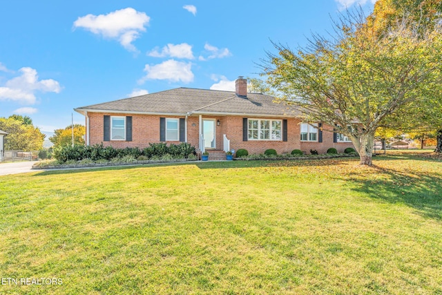 view of front of property featuring a front lawn