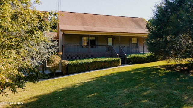 view of front facade featuring a front yard and covered porch