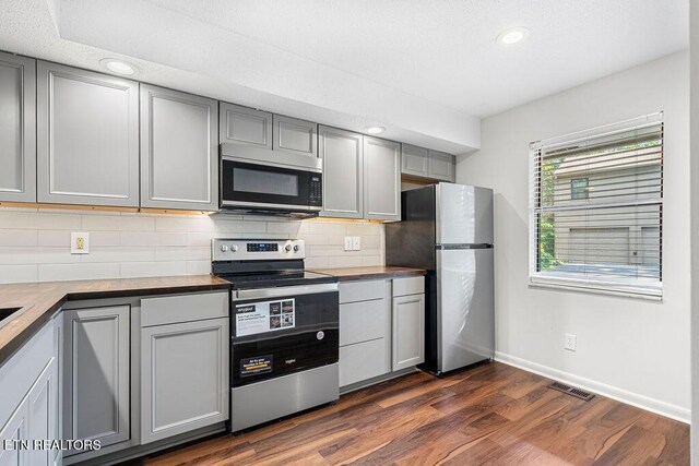8709 Olde Colony Trl Unit 12, Knoxville, TN 37923 - kitchen featuring stainless steel appliances, gray cabinets, dark wood-style flooring, backsplash, and recessed lighting