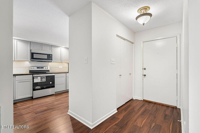 8709 Olde Colony Trl Unit 12, Knoxville, TN 37923 - kitchen with electric stove, decorative backsplash, dark wood-type flooring, a textured ceiling, and baseboards