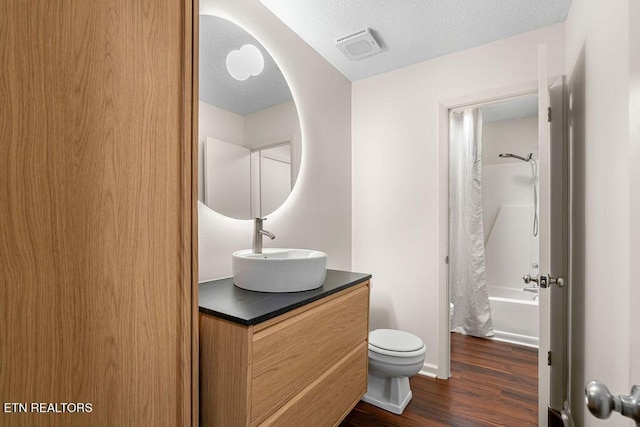 8709 Olde Colony Trl Unit 12, Knoxville, TN 37923 - full bathroom with wood finished floors, vanity, toilet, shower / bath combination with curtain, and a textured ceiling