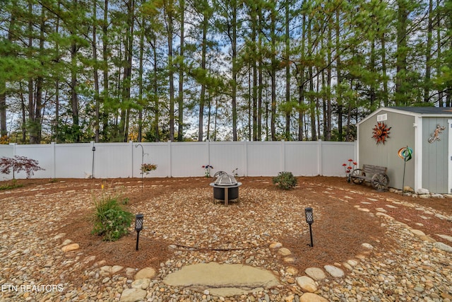 view of yard featuring a storage unit