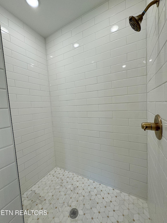 bathroom featuring recessed lighting and tiled shower