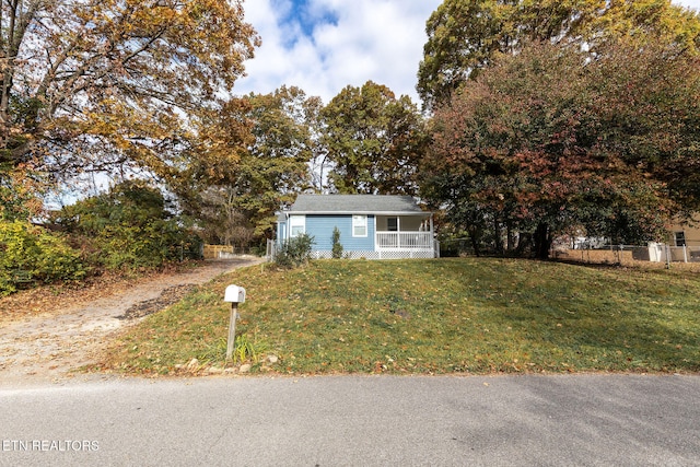 view of front of property featuring a front yard